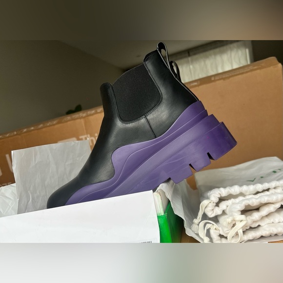 Bottega Veneta Tire Boot, Military Calf in Black and Purple leather sole. - Picture 6 of 7